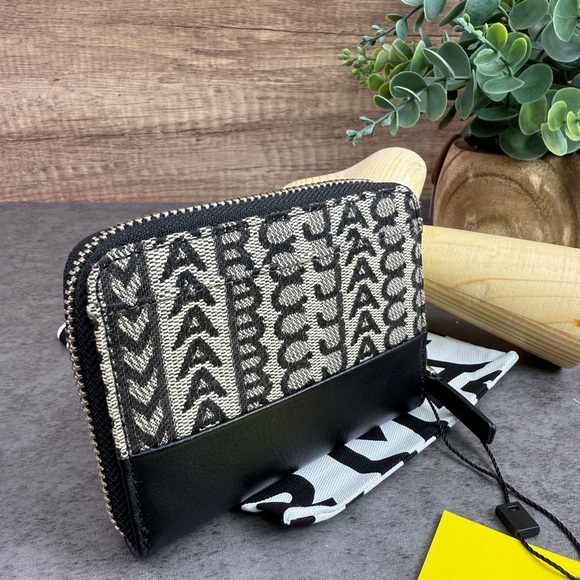NWT Marc Jacobs Monogram Zip Around Card Case - Picture 4 of 6